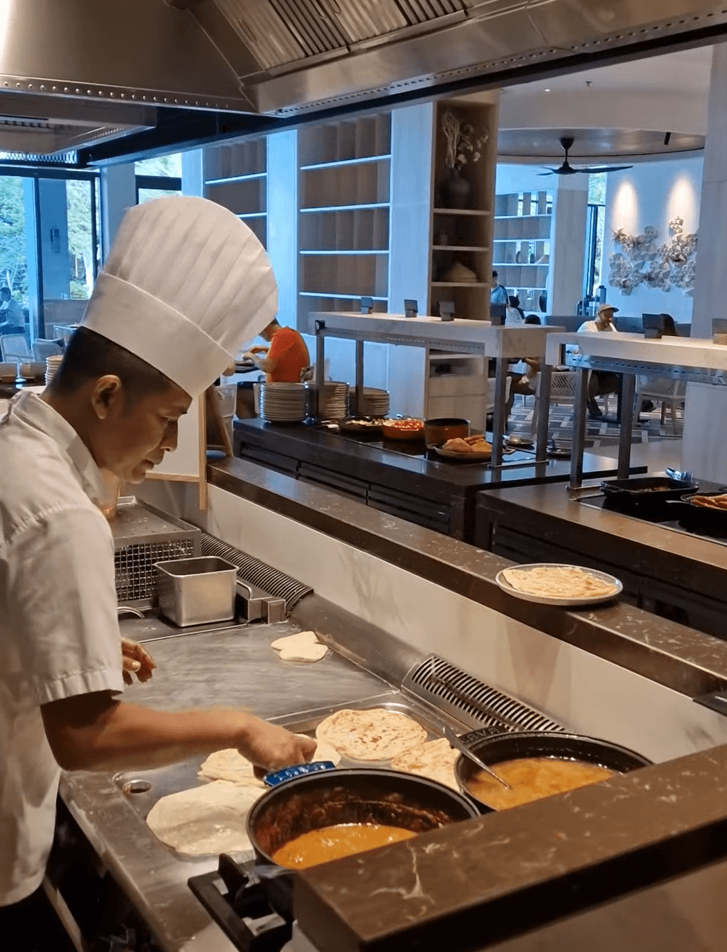 chef cooking roti prata
